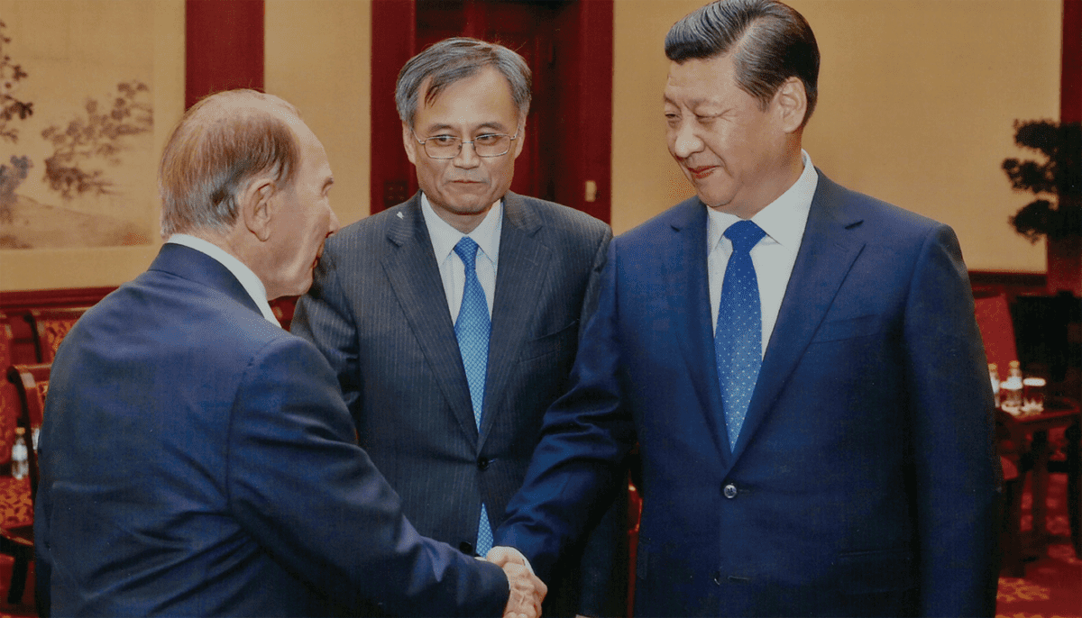 Hank Greenberg shaking hands with Xi Jinping.